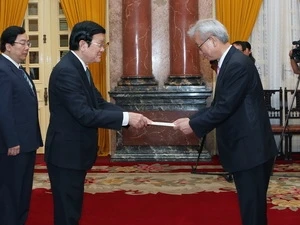 Le président du Vietnam Truong Tan Sang et l'ambassadeur sud-coréen Jun Dae Joo. (Photo: Nguyen Khang/VNA)